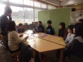 2012年1月27日気仙沼市鹿折小学校でのスタッフの取材風景